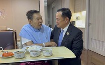 Khoảnh khắc xúc động tân thủ tướng Thái Lan tới bệnh viện quỳ xuống ôm cha sau khi đắc cử