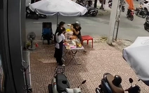 Hai cô gái đứng hình vì bị 'cô hồn sống' giật mất gà cúng trên tay