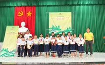 Phân bón Cà Mau trao học bổng năm học mới
