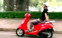 Thanh niên thả 2 tay, ngửa người về sau, để xe máy tự chạy trên đường phố Nha Trang