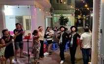 Cả xóm 'sĩ hết khu phố' khi có hai cô gái đi A80 về