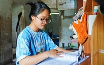 Mong tựa vào cha nhưng cha cũng mất, đành nghỉ học nuôi em rồi quay lại trường, đậu đại học