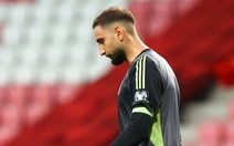 Fan 'cà khịa' khi thủ môn Donnarumma đấm bóng vào… lưới nhà
