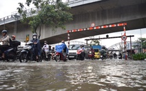 Triều cường kết hợp mưa gây ngập, người dân TP.HCM bì bõm giờ tan tầm