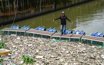 Lắp phao chắn rác phiên bản mới tại kênh Nước Đen, người dọn rác không phải lội xuống kênh