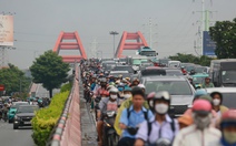 Chặn lối xuống cầu Bình Lợi về Bình Thạnh, giao thông hỗn loạn, người dân chạy ngược chiều