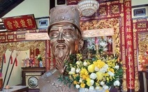 Vì sao thay tượng Thoại Ngọc Hầu mới có tên, logo và chữ ký doanh nghiệp cho tượng cũ tại đền thờ?