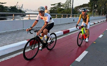 Người dân TP.HCM đạp xe trên làn ưu tiên, tận hưởng không khí ngày đầu năm