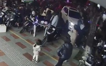 Ô tô mất lái đâm loạt xe máy và người đi xem pháo hoa giao thừa Tết dương lịch