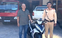 Chủ nhân nhận lại xe máy sau 12 năm mất trộm: May mà lúc mất đi báo công an