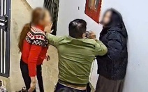 Tạm giữ hình sự người phụ nữ túm tóc, hành hung hàng xóm tại hành lang chung cư