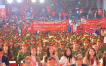 Hàng nghìn bạn trẻ xếp hàng hiến máu cứu người