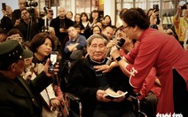 Nhạc sĩ Phạm Tuyên khóc trong vòng tay khán giả khi mừng sinh nhật tuổi 96