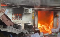Cháy lớn ở 2 căn nhà trong hẻm đường Nguyễn Duy Trinh, TP.HCM