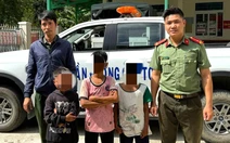 3 thiếu niên đùa nghịch giữa làn xe chạy trên cao tốc Cam Lâm - Vĩnh Hảo