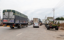 Cao tốc thiếu trạm dừng nghỉ, nút giao quốc lộ 9 thành 'trạm dừng' tiếp tế, vệ sinh