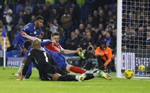 Fan Chelsea nổi giận vì thủ môn Sanchez ‘biếu’ hai bàn cho Arsenal