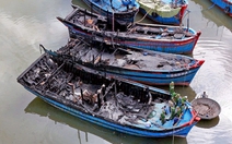 Hình ảnh 4 tàu cá cháy lúc rạng sáng, công an đang tìm nguyên nhân