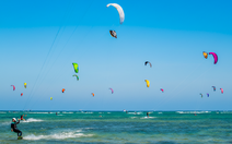 Đã mắt với ‘đại tiệc’ ván diều rực rỡ sắc màu trên biển ở Khánh Hòa