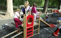 Phát hiện chất gây ung thư tại sân chơi trẻ em ở Anh