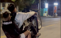 Cảnh sát giao thông làm việc với nhóm trẻ chạy xe bốc đầu, lạng lách ở Lâm Đồng