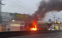 Xe container bốc cháy giữa đường trên quốc lộ, nghi do nổ vỏ