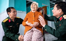 Các chú bộ đội xây nhà quá nhanh!