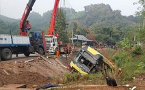 Xe khách chở 18 người bị lật làm 3 người chết: Nghi xe bị kẹt phanh