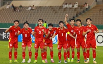 Cả ngày hạnh phúc ngất ngây của cổ động viên U23 Việt Nam, khen đội tuyển tài năng, khỏe, đẹp