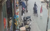 Trộm xe máy trước mặt mà cô gái vẫn không hay biết