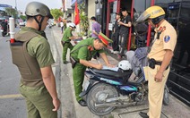 Xử phạt nhiều trường hợp buôn bán, để xe trên vỉa hè, lòng đường ở phường Tăng Nhơn Phú