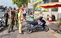 Xử phạt nhiều trường hợp buôn bán, để xe trên vỉa hè, lòng đường ở phường Tăng Nhơn Phú