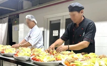 Mất an toàn vệ sinh thực phẩm từ quán bình dân đến nhà hàng, ngăn chặn thế nào?