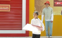 Cô bé vui mừng cầm bảng thưởng chạy về chia sẻ niềm vui với bà