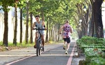 Nô nức đi metro, thích thú đạp xe làn ưu tiên