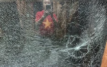 Hai thiếu niên cầm đá ném vỡ kính tàu hỏa SE5