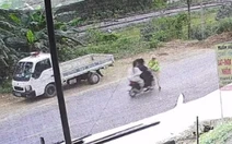 Cảnh sát giao thông bị xe máy kẹp ba tông gãy đùi khi ra tín hiệu dừng xe