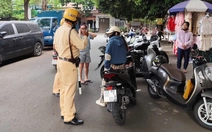 Công an TP.HCM xử lý 'điểm nóng' lấn chiếm vỉa hè trên đường Phạm Văn Bạch, Phan Xích Long