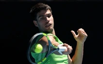 Siêu phẩm đánh bóng giữa 2 chân của Alcaraz tại Giải Úc mở rộng 2026