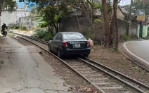 Đỗ ô tô giữa đường ray tàu hỏa, tài xế bị xử phạt