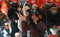 Giới trẻ Hà Nội 'đi bão' mừng U23 Việt Nam thắng Hàn Quốc giữa trời lạnh rét