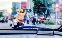 Sản phụ chuyển dạ trên xe taxi, cảnh sát giao thông dẫn đường đến Bệnh viện Từ Dũ kịp thời