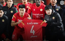 Trung vệ Hiểu Minh được đồng đội tri ân ở Cúp Quốc gia