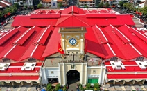 Chợ Bến Thành 'thay áo mới' sau 6 ngày, trung tâm TP.HCM rực rỡ đón Tết