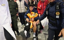 Hiểu Minh nhọc nhằn rời sân bay Nội Bài khi U23 Việt Nam về nước