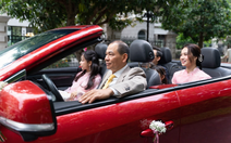 Đám cưới Phương Nhi: Tỉ phú Phạm Nhật Vượng lái mui trần, chị dâu cả lộ diện