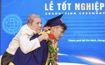 Tân khoa cõng mẹ lên nhận bằng đại học cùng bức tâm thư khiến cả hội trường rưng rưng