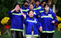 Ấm áp buổi cơm tất niên cùng người thu gom rác dân lập