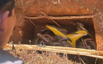 Phát hiện xe máy nghi của 2 thanh niên cướp ngân hàng được chôn dưới hố