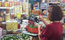 Săn đặc sản ăn chơi ngày Tết - Kỳ 1: Chát chát chua chua nhưng phải bỏ tiền mà mua